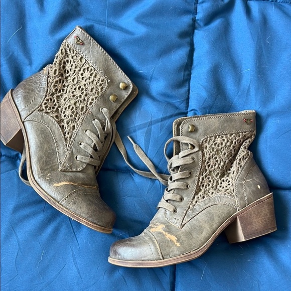 Lace Up Boots with Chunky Heel - Picture 7 of 9